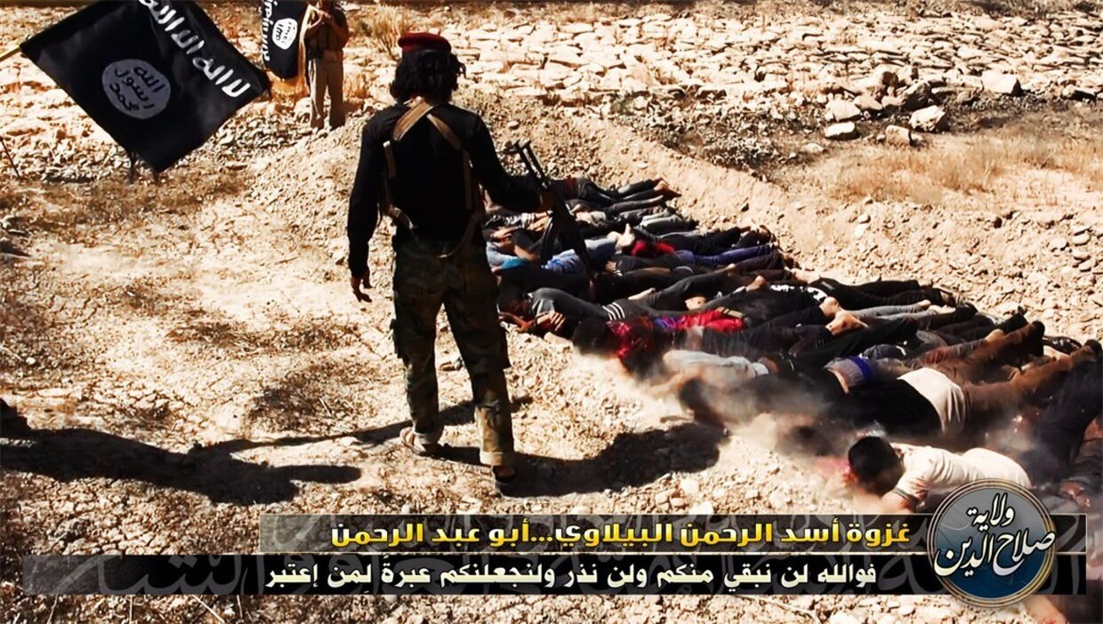 Боевики ИГИЛ с захваченными в плен иракскими солдатами