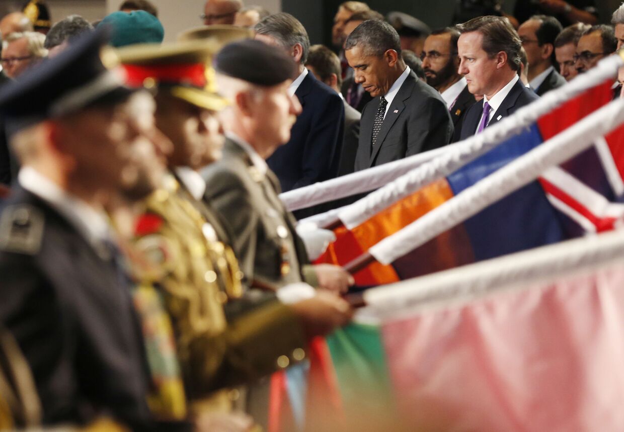 Барак Обама и Дэвид Кэмерон во время минуты молчания на саммите НАТО в Уэльсе