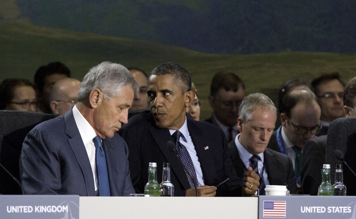 Барак Обама и министр обороны США Чак Хэйгел на саммите НАТО в Уэльсе