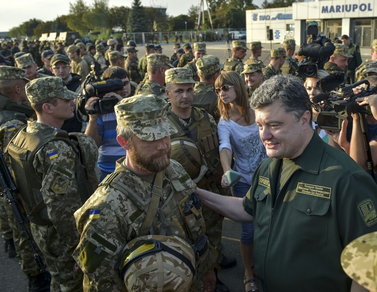 Президент Украины Петр Порошенко во время визита в Мариуполь