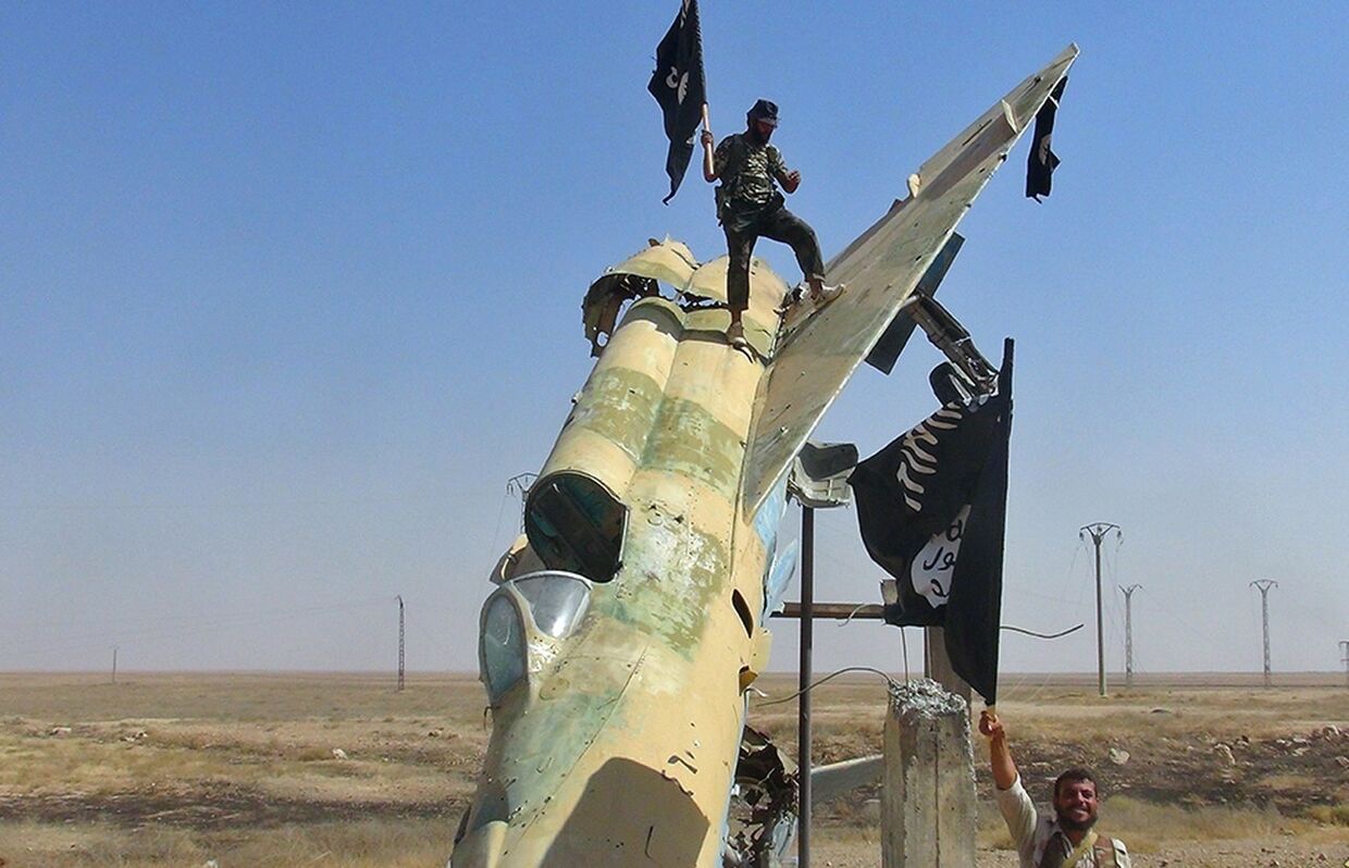 Боевики Исламского государство на захваченной авиабазе Табка на северо-востоке Сирии