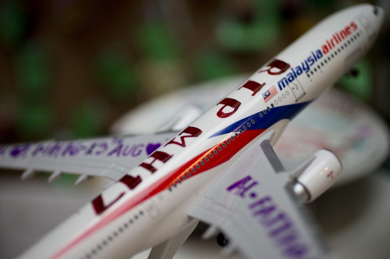 Модель самолета MH17 Малайзийских авиалиний в мемориальном музее аэропорта Схипхол Амстердама