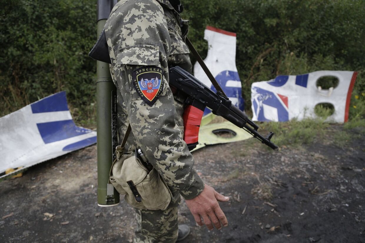 Ополченец ДНР у обломков самолета MH17 Малайзийских авиалиний