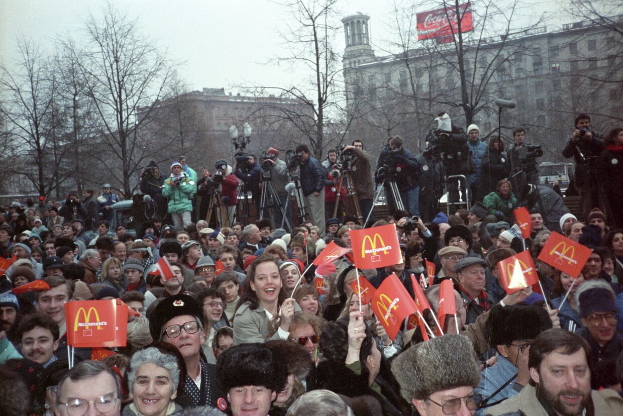 Открытие первого Макдональдса в Москве в 1990 году