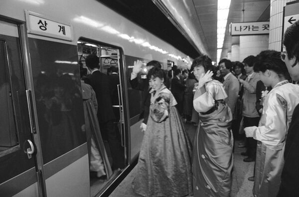 Свадебная церемония в сеульском метро