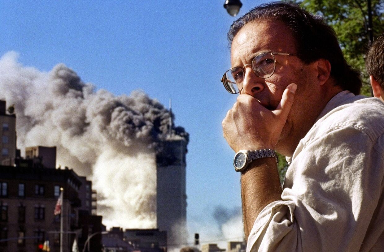 Падение первой башни ВТЦ во время теракта 11 сентября 2001 года