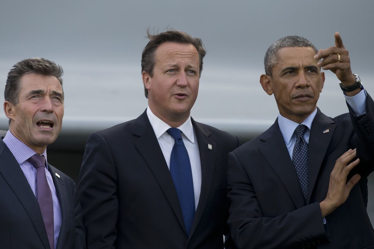 Андерс Фог Расмуссен, Дэвид Кэмерон и Барак Обама смотрят воздушный парад на саммите НАТО в Уэльсе
