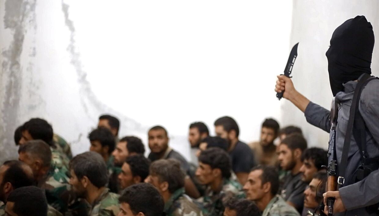 Боевик Исламского государства с захваченными в плен сирийскими военными