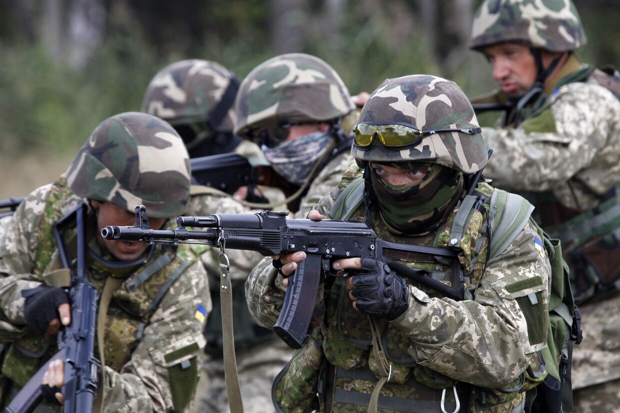 Украинские солдаты на учениях неподалеку от Житомира