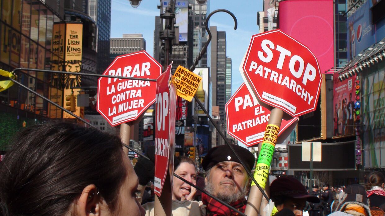 Феминистки прошли по улицам Нью-Йорка