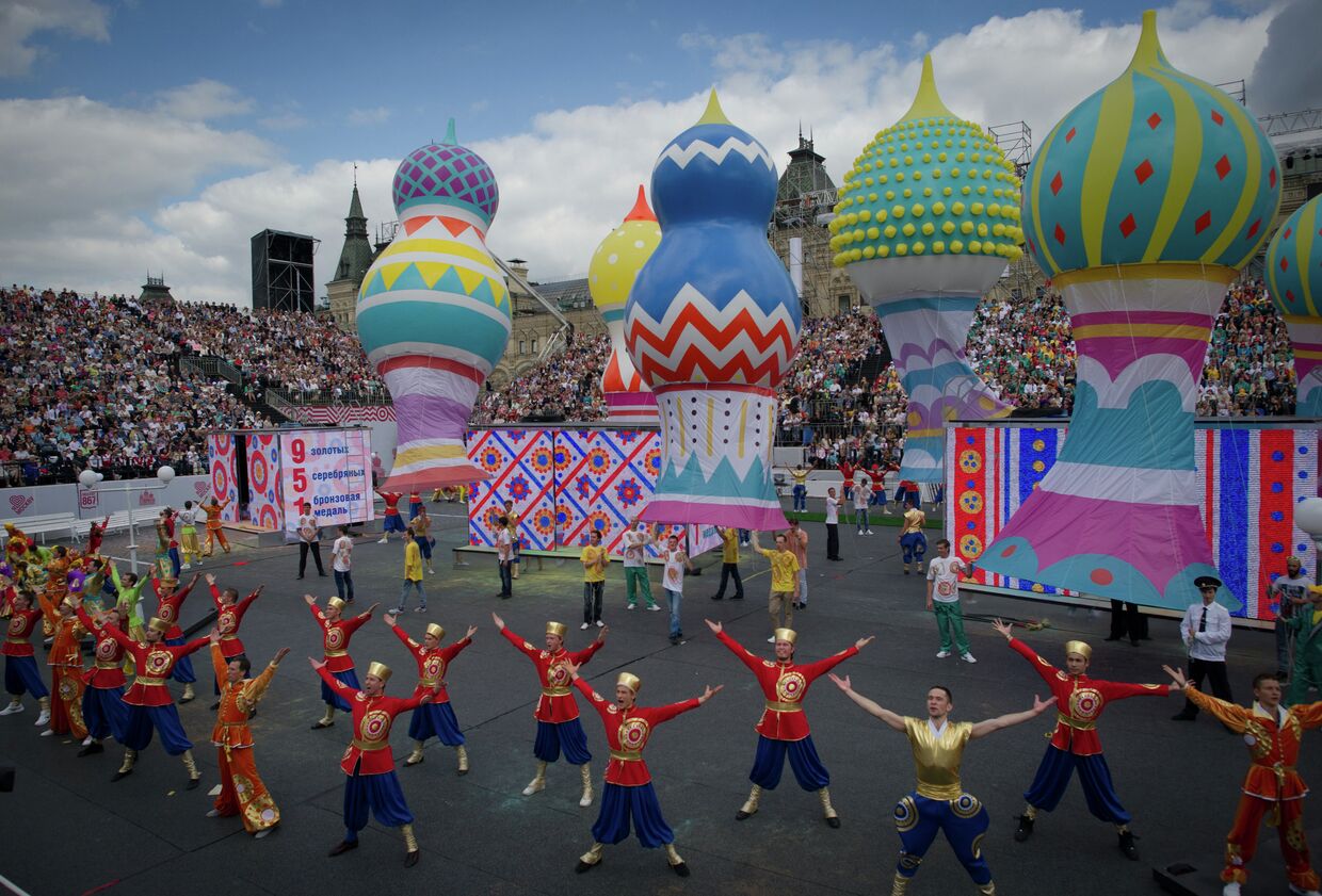 Участники праздничных мероприятий на торжественной церемонии празднования Дня города на Красной площади