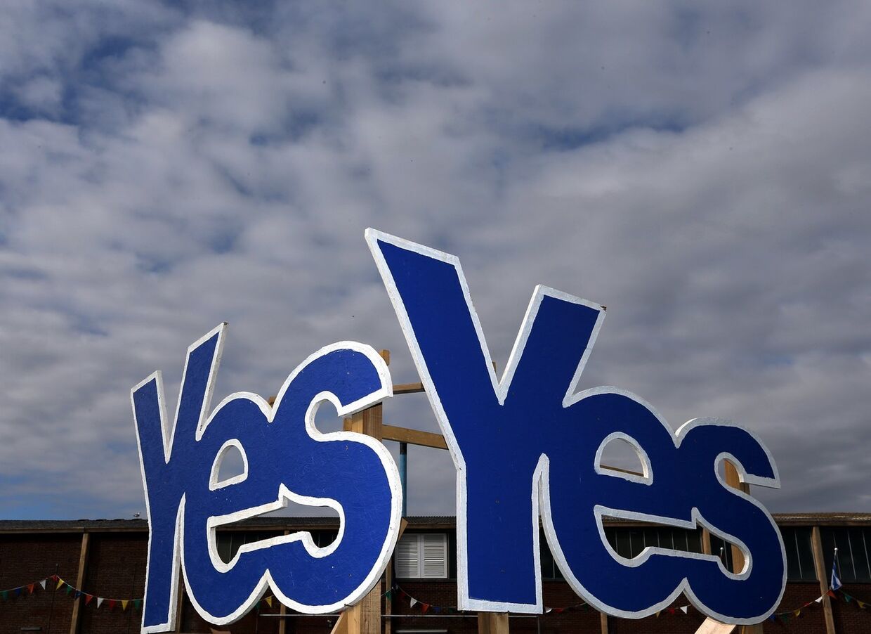 Знак Yes, установленный сторонниками независимости Шотландии