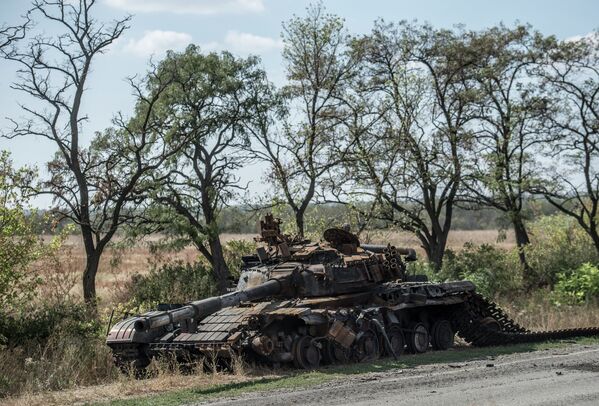 Уничтоженный танк на окраине Луганска.