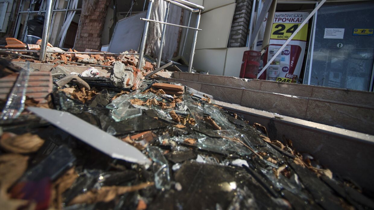 Торговый центр, разрушенный в результате артиллерийского обстрела в Луганске.