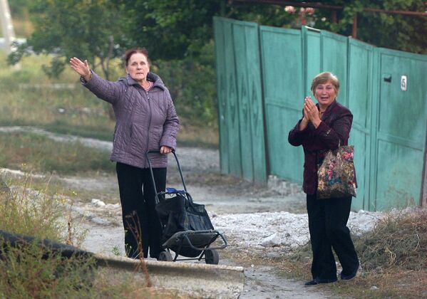 Жители Луганска приветствуют колонну российского конвоя МЧС РФ с гуманитарной помощью