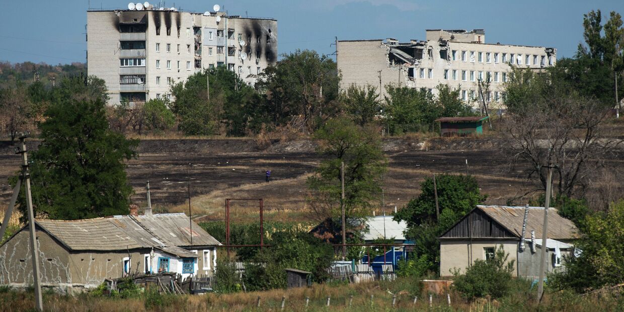 Жилые дома в Луганской области, поврежденные обстрелом и пожаром