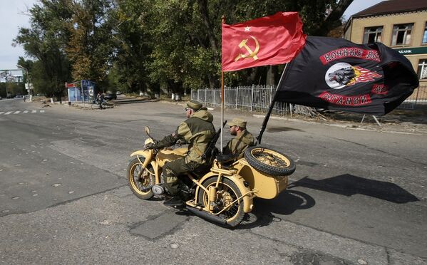 Пророссийские ополченцы с флагами СССР и клуба «Ночные волки» в Луганске