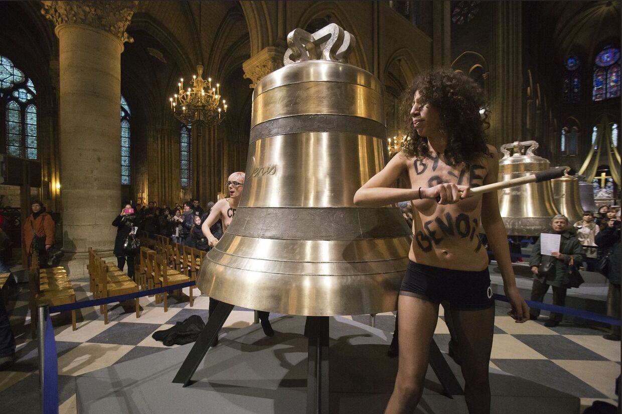 Активистки Femen в соборе Парижской Богоматери