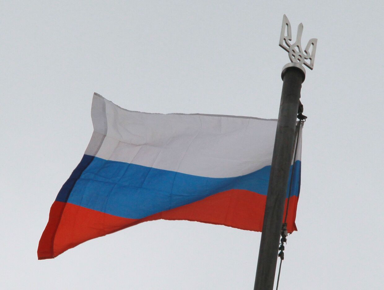 Флаг России над зданием областной администрации в Луганске, взятым под контроль сторонников федерализации
