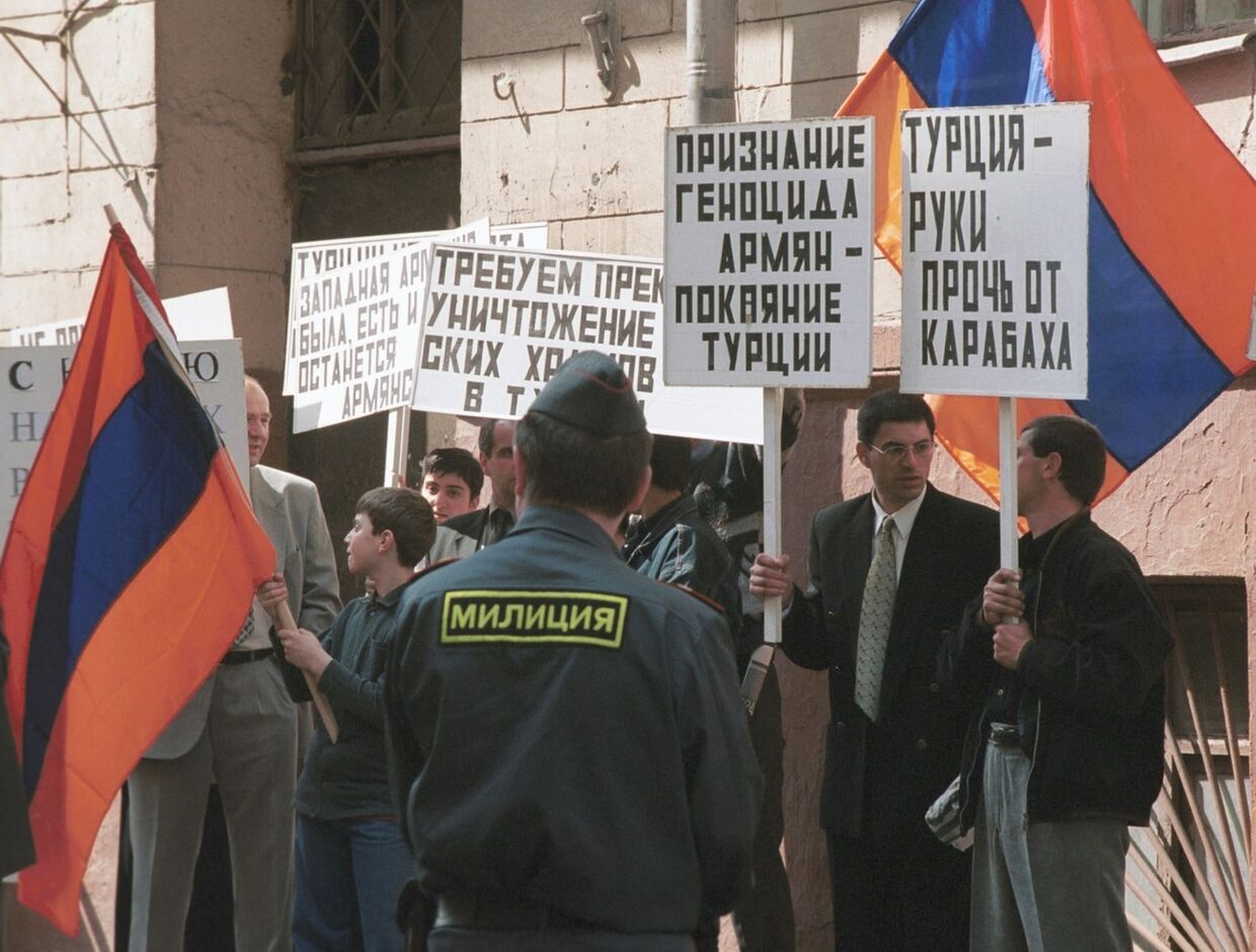 Армяне на акции протеста у здания турецкого посольства в Москве