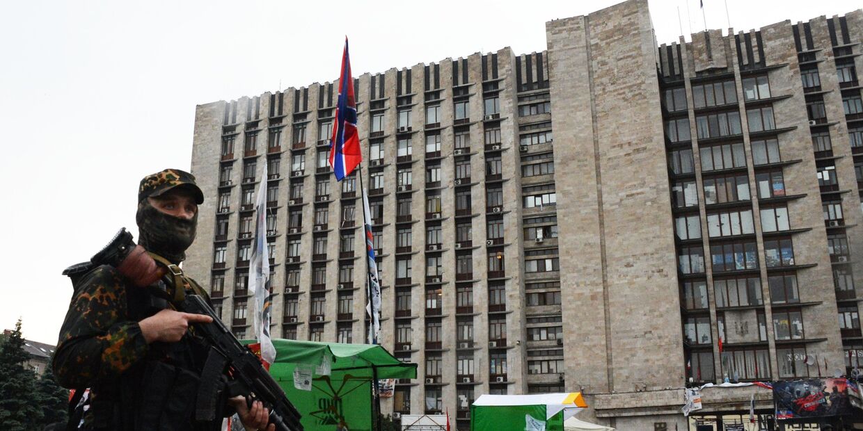 Боец батальона Восток у здания областной государственной администрации города Донецка