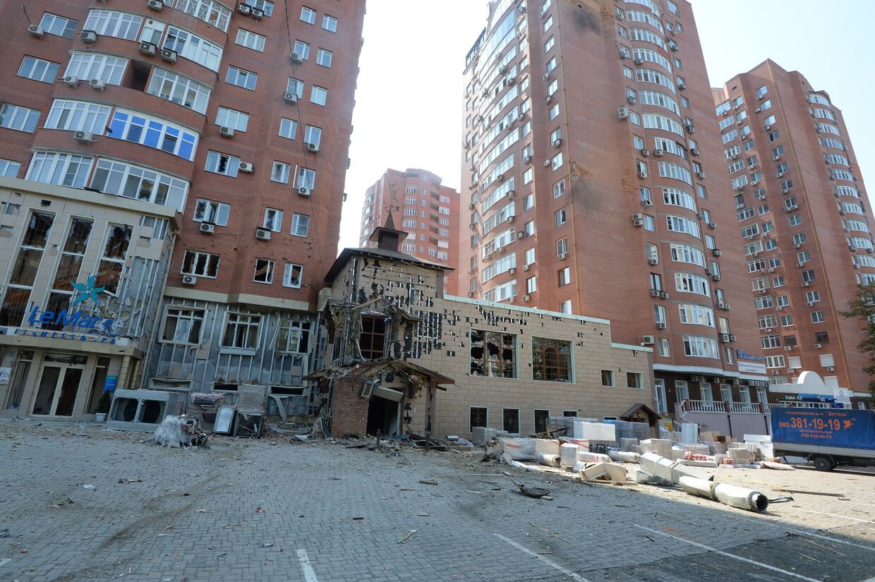 Жилой дом в центре Донецка, пострадавший при артиллерийском обстреле города украинской армией