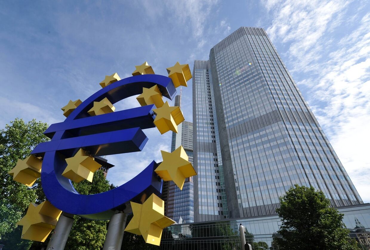 Знак евро на фоне штаб-квартиры Европейского центрального банка во Франкфурте-на-Майне