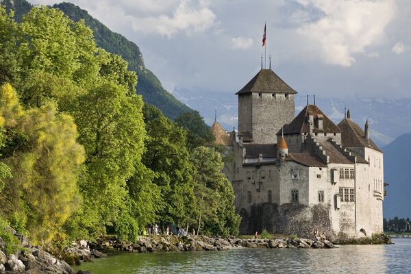 Шильонский замок на берегу Женевского озера в Швейцарии