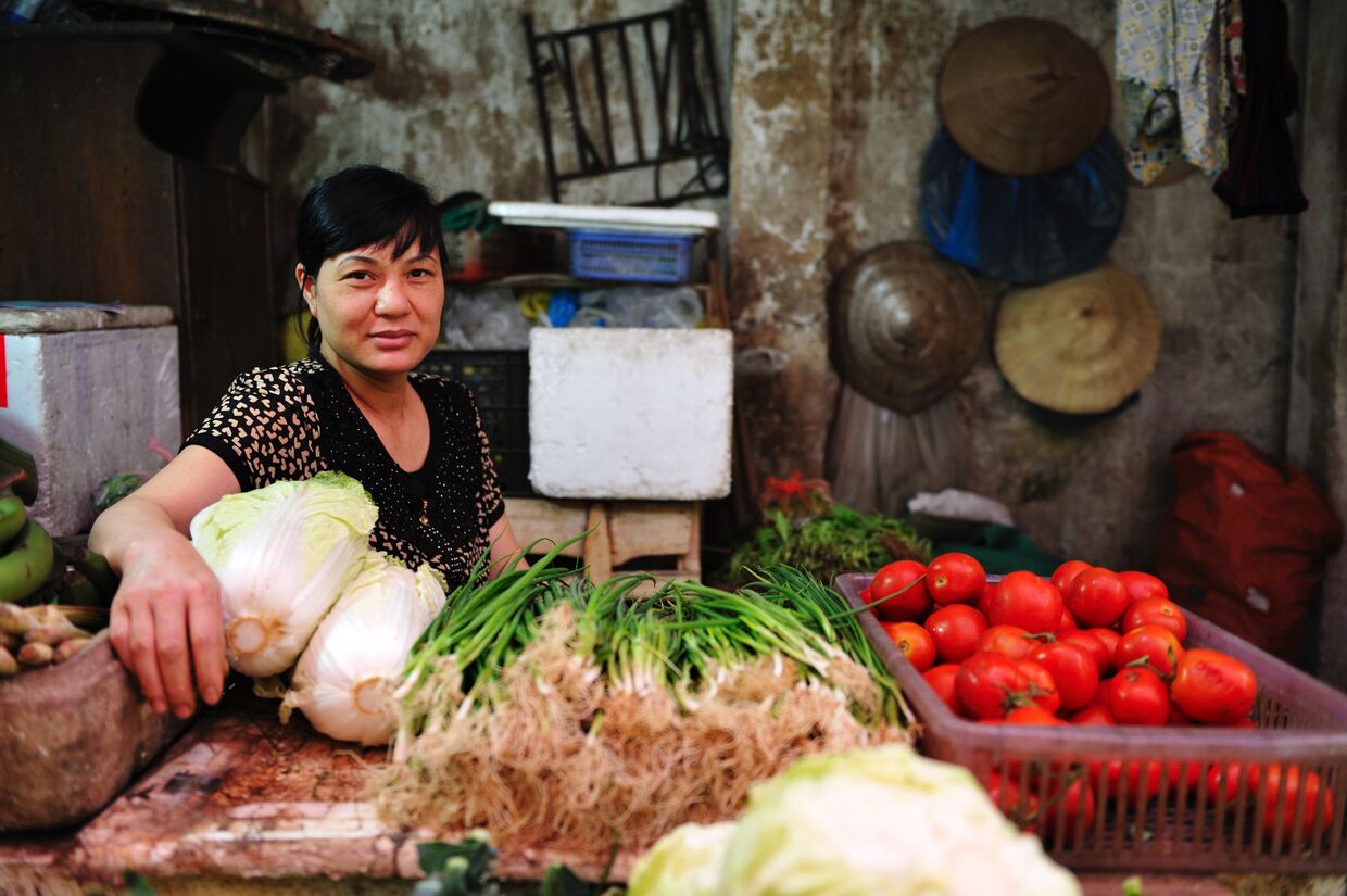 Продавщица овощей на рынке Донг Суан в Ханое