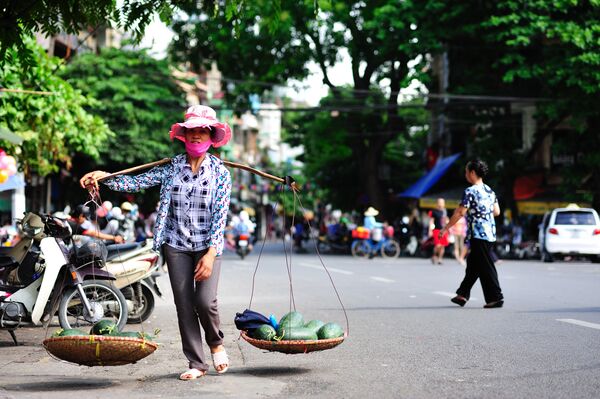 Продавщица арбузов рядом с рынком Донг Суан в Ханое