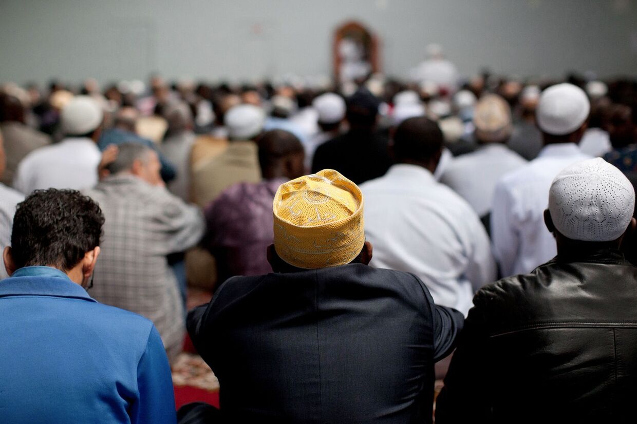 Пятничная молитва в превращенном в мечеть бараке в Париже