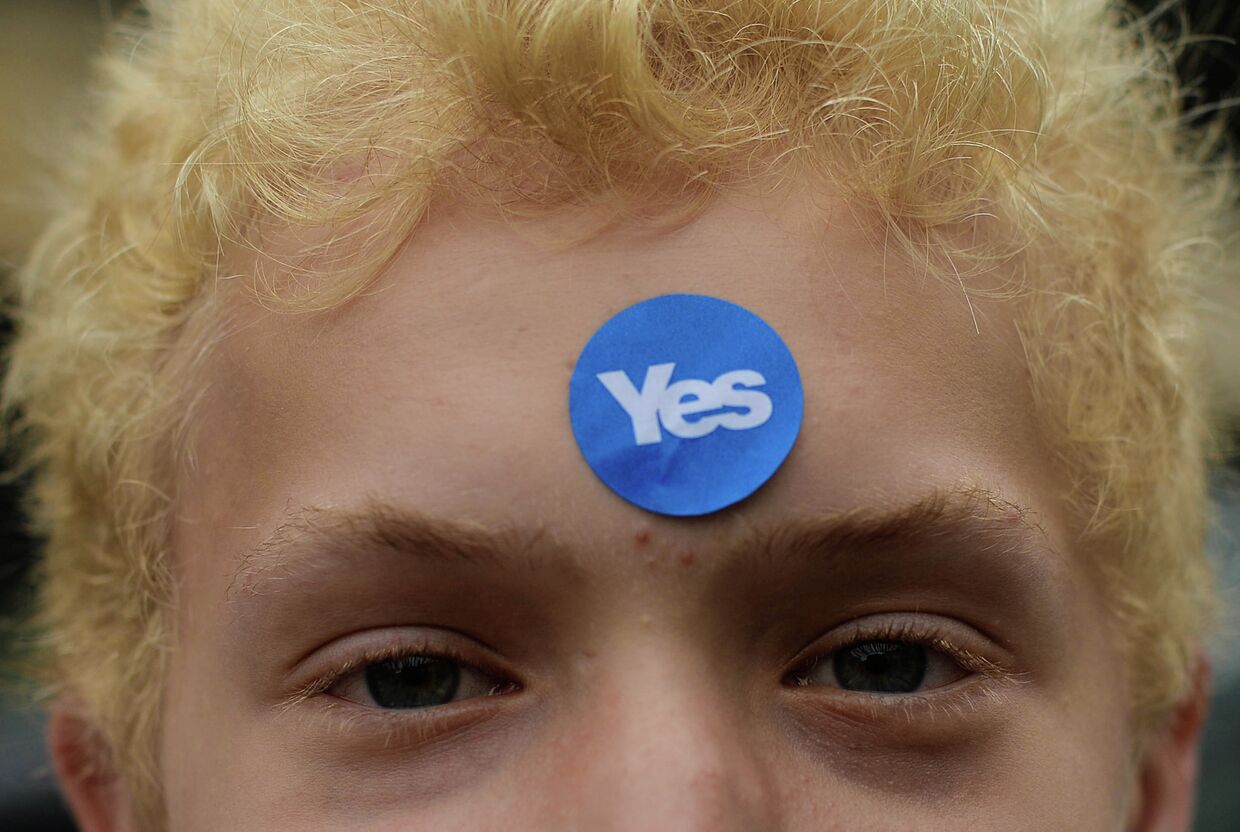 Мальчик с наклейкой с надписью Да, в поддержку независимости Шотландии, в день референдума о независимости Шотландии