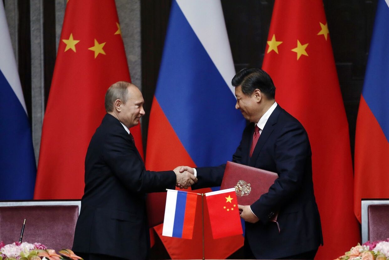 Владимир Путин и Си Цзыньпин после подписания соглашения о поставках газа