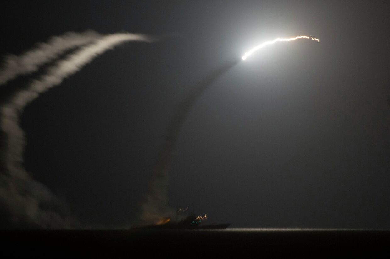 Ракетный крейсер ВМС США запускает ракету по позициям ИГИЛ в Сирии 23 сентября 2014