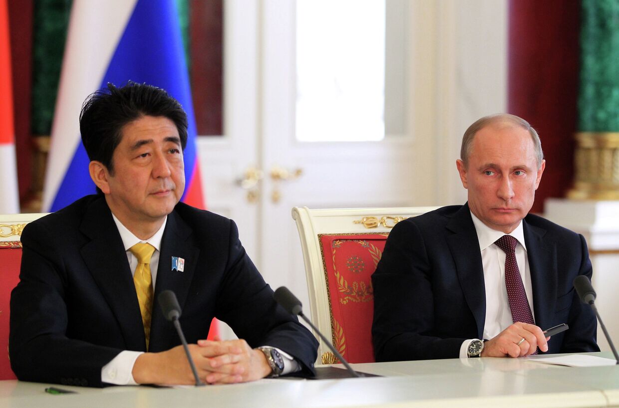 Владимир Путин (справа) и премьер-министр Японии Синдзо Абэ
