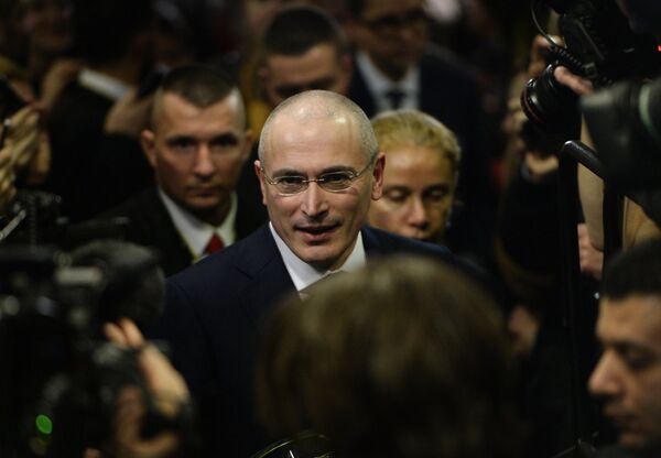 Экс-глава нефтяной компании ЮКОС Михаил Ходорковский в музее Берлинской стены Экс-глава нефтяной компании ЮКОС Михаил Ходорковский в музее Берлинской стены