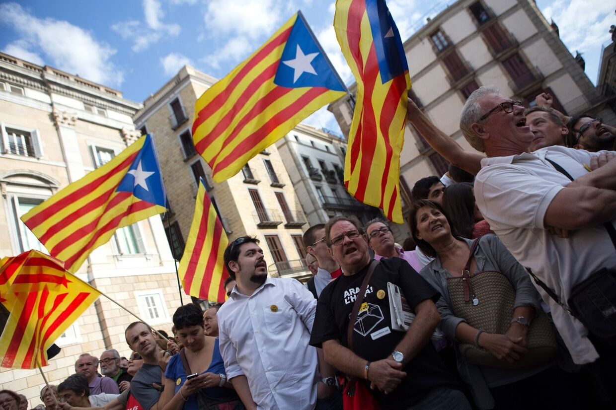 Сторонники независимости Каталонии у здания правительства Каталонии в Барселоне