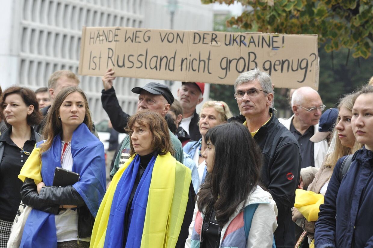 Акция протеста у здания российского посольства в Берлине