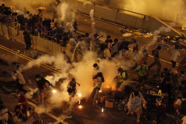 Столкновения протестующих с полицией в центре Гонконга