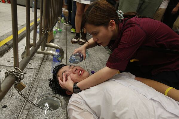 Участнику протестов в центре Гонконга оказывают медицинскую помощь 