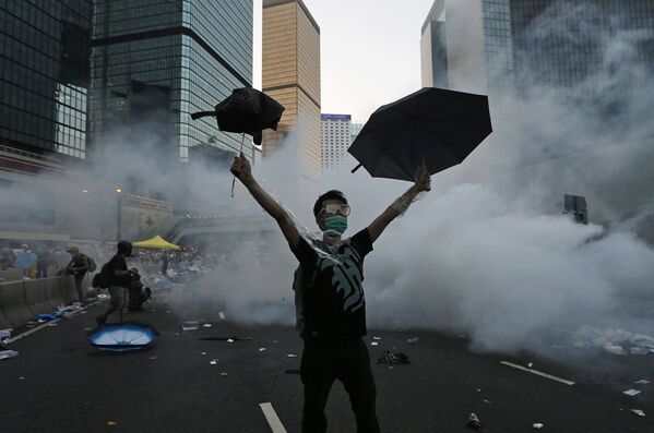 Участник акции протеста в центре Гонконга