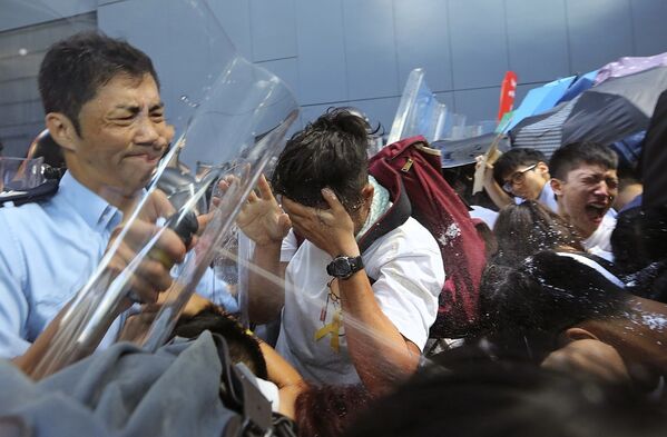 Полиция применяет слезоточивый газ во время акции протеста в центре Гонконга