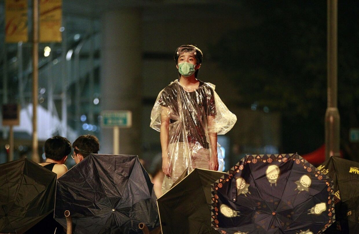Участник акции протеста в центре Гонконга