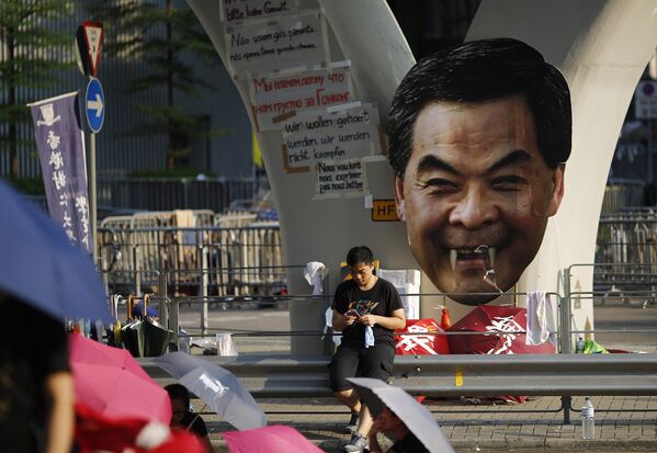 Портрет Лян Чунь-ина на заблокированной протестующими улице в центре Гонконга