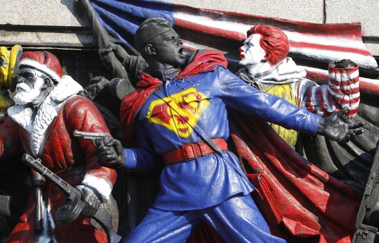 Раскрашенный вандалами памятник Советской армии в Софии