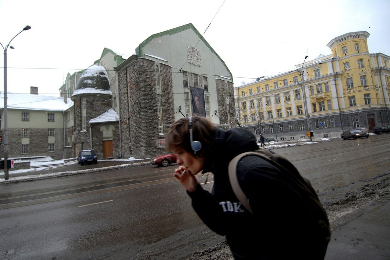 Молодой человек на улице Таллина
