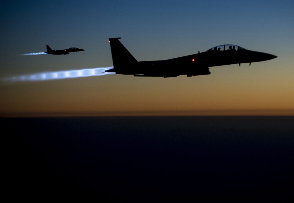 Американские бомбардировщики Макдоннелл-Дуглас F-15E «Страйк Игл» летят над территорией Ирака после нанесения ударов по Сирии