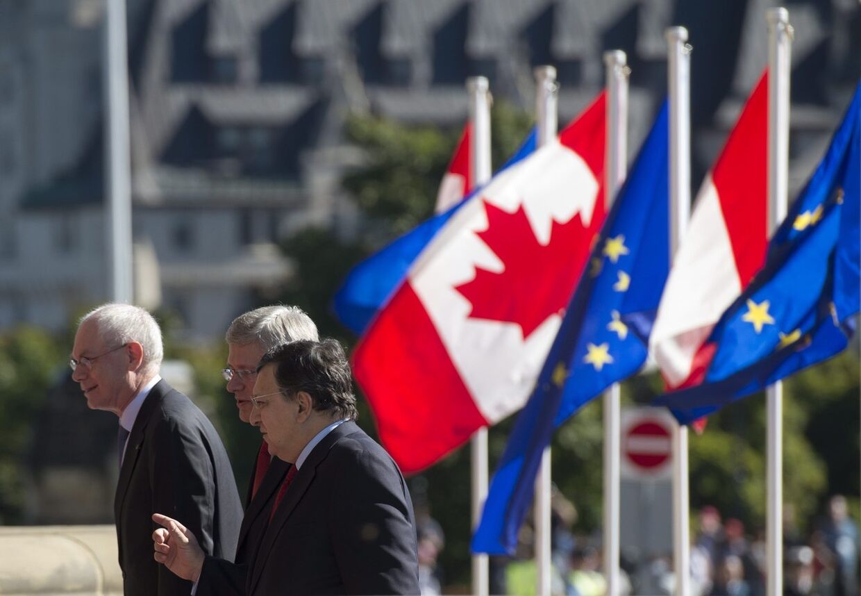 Премьер-министр Канад Стивен Харпер, Жозе Мануэл Баррозу и Херман Ван Ромпей перед подписанием соглашения о создании зоны свободной торговли в Оттаве