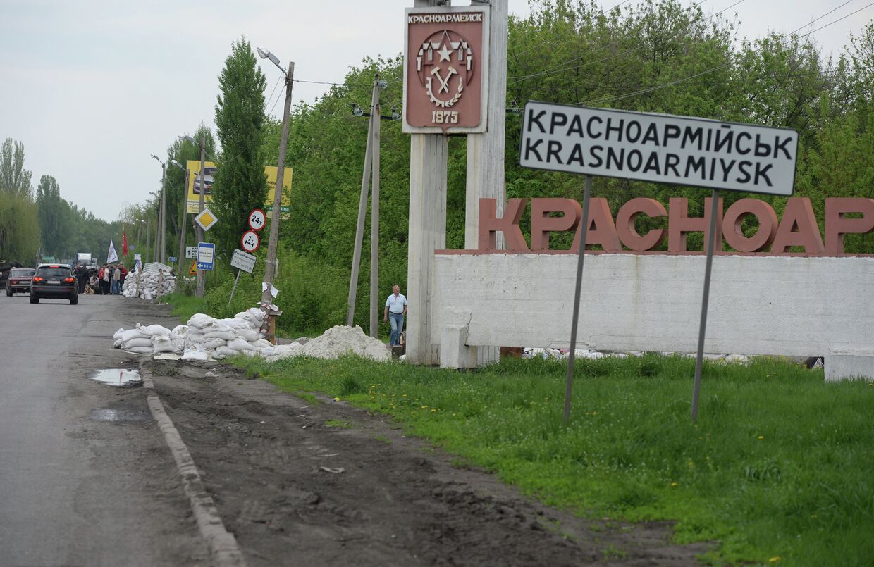 Разрушенный блокпост сторонников федерализации у въезда в город Красноармейск. Архивное фото