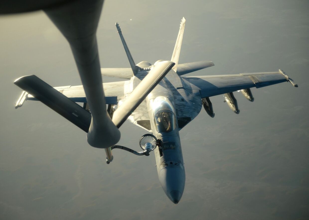 Бомбардировщик F-18E «Супер Хорнет» заправляется от KC-135 Stratotanker после нанесения ударов по Сирии